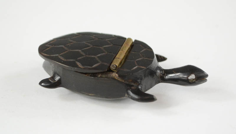 A 19th century horn turtle snuff box, English 1860-80.