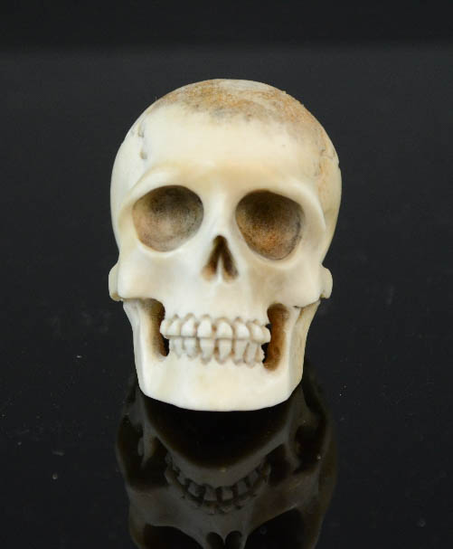 A miniature bone carved skull. 3½cm high. - Image 2 of 3
