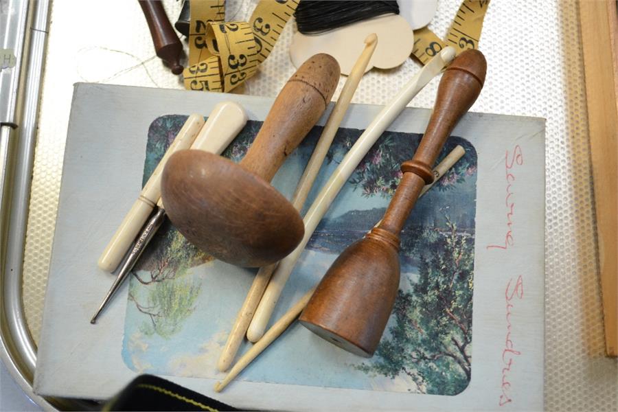 A quantity of cotton reels, sewing sundries, thimbles, darning, and a group of bone crochet - Bild 2 aus 2