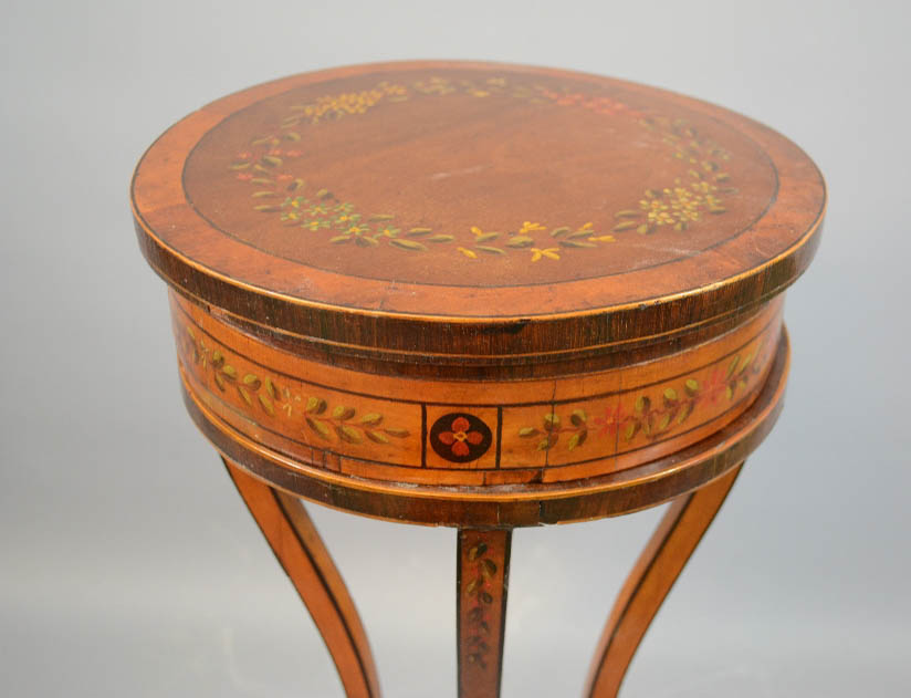 A 19th century satinwood French sewing box on stand, painted with flowers, the revolving circular - Bild 3 aus 5