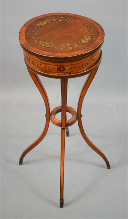 A 19th century satinwood French sewing box on stand, painted with flowers, the revolving circular - Bild 2 aus 5