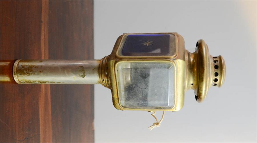 A Victorian brass carriage lamp, no 164, with blue etched glass plate. - Image 2 of 2