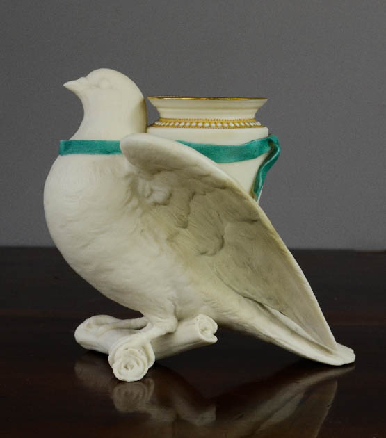 A Royal Worcester bisque vase in the form of a dove. - Bild 2 aus 3