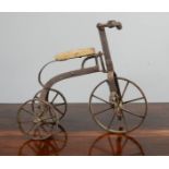 A model vintage tricycle, 28cm high.