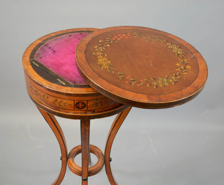 A 19th century satinwood French sewing box on stand, painted with flowers, the revolving circular - Bild 4 aus 5
