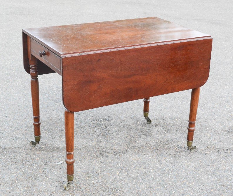 A 19th century mahogany drop leaf tea / pembroke table. - Image 2 of 2