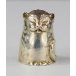 A silver thimble in the form of a cat, 0.45toz.