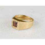 A 9ct gold gentlemans ring, set with square cut garnet, size R, 5.1g.