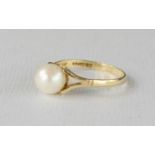 A 9ct gold and pearl ring, size O, 1.8g.