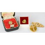 A 9ct gold sweetheart brooch, locket and two gents pins. A/F