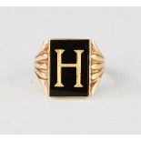 A 9ct gold gentlemans ring, initialled with the letter H, size R/S, 5.8g.
