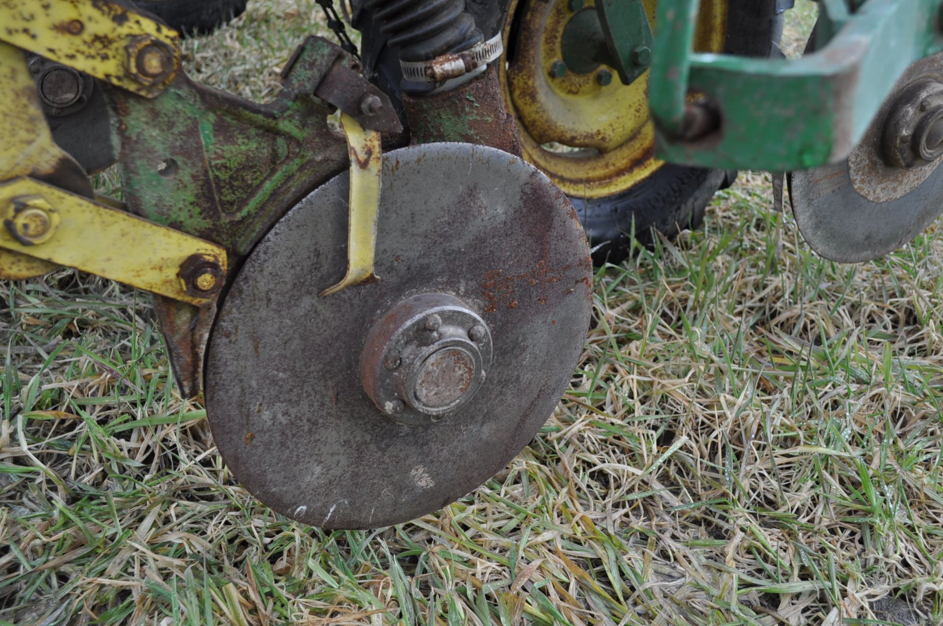 John Deere 1240 corn planter, plates, dry fertilizer with double disc openers, double disc seed - Image 4 of 9