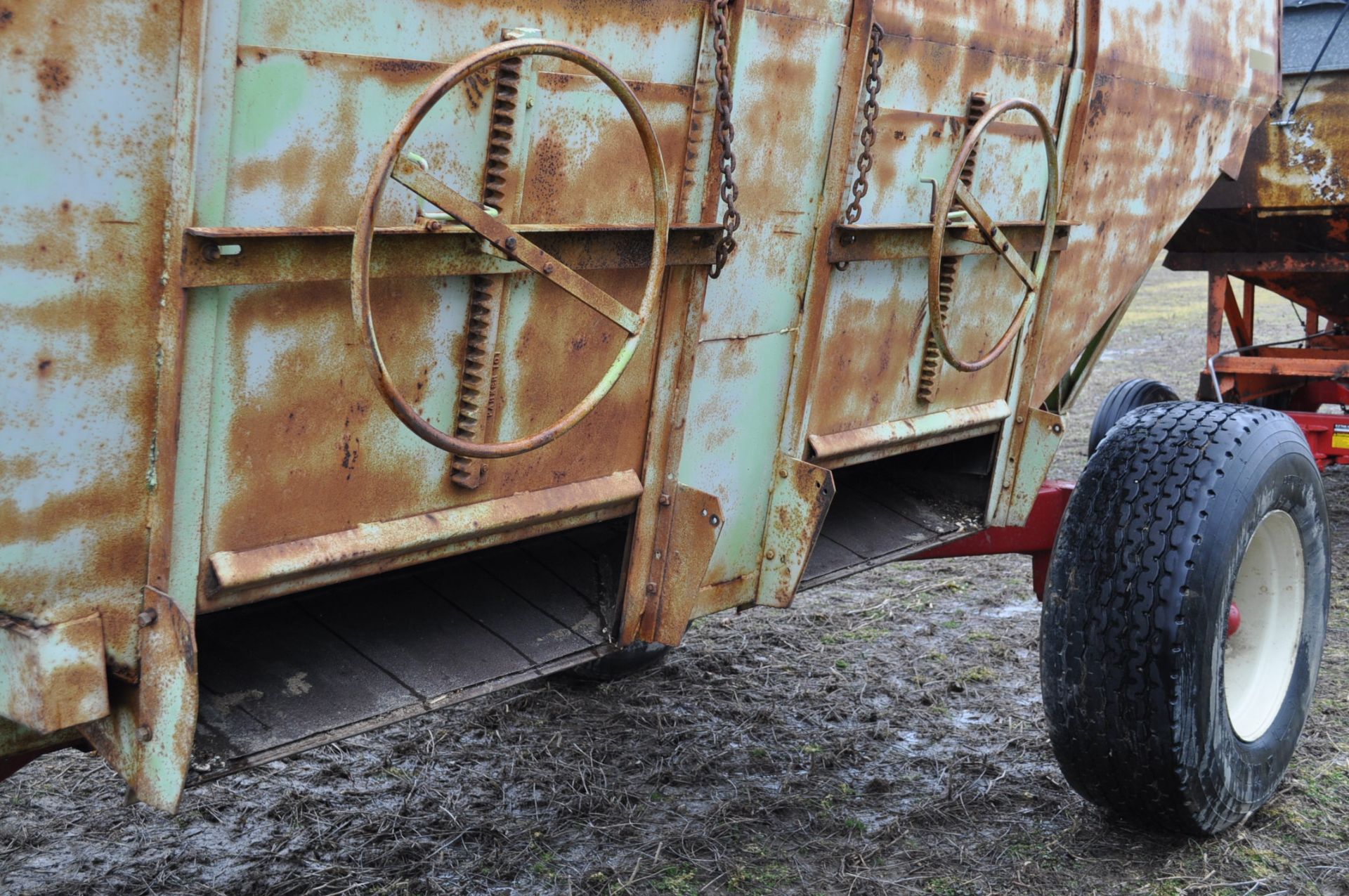 Parker gravity wagon, 500 bu, 2 doors, ****no gear**** - Image 2 of 6