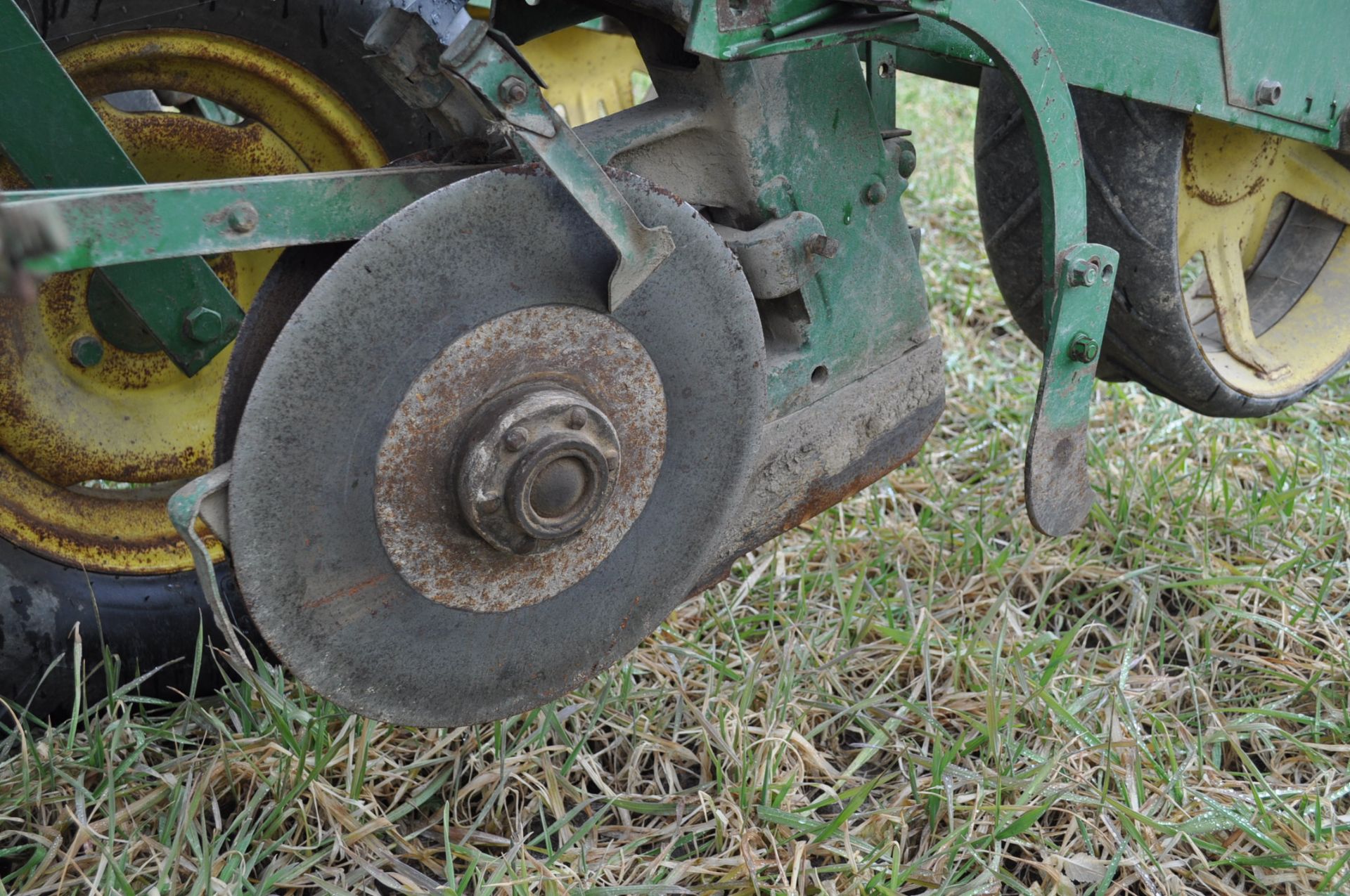 John Deere 1240 corn planter, plates, dry fertilizer with double disc openers, double disc seed - Image 5 of 9