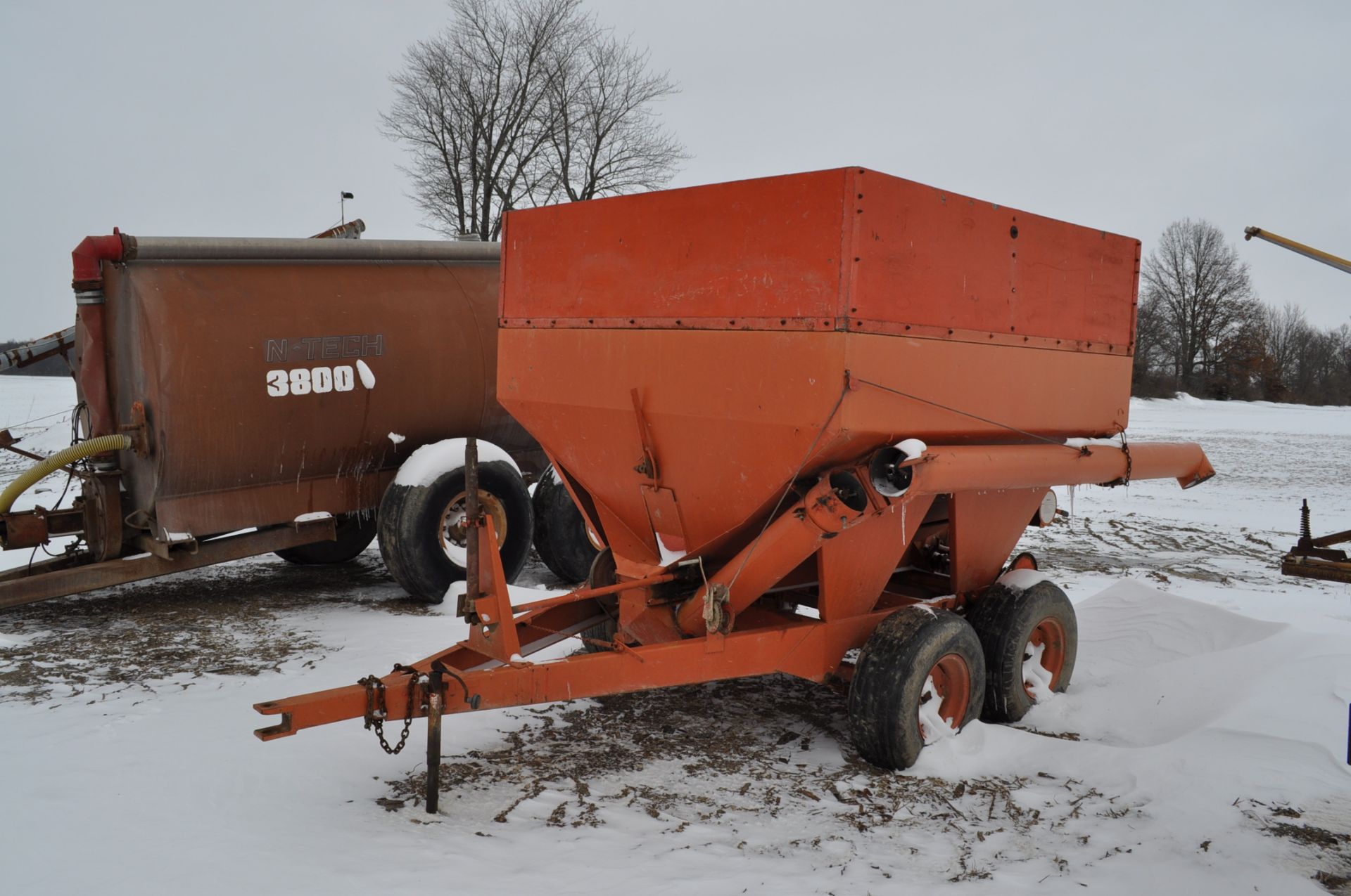 Wilmar 5 ton spreader, tandem axle, folding front discharge auger