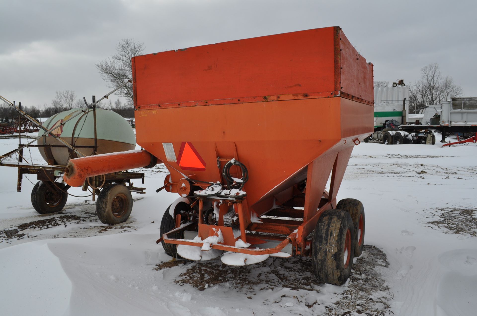 Wilmar 5 ton spreader, tandem axle, folding front discharge auger - Image 3 of 3