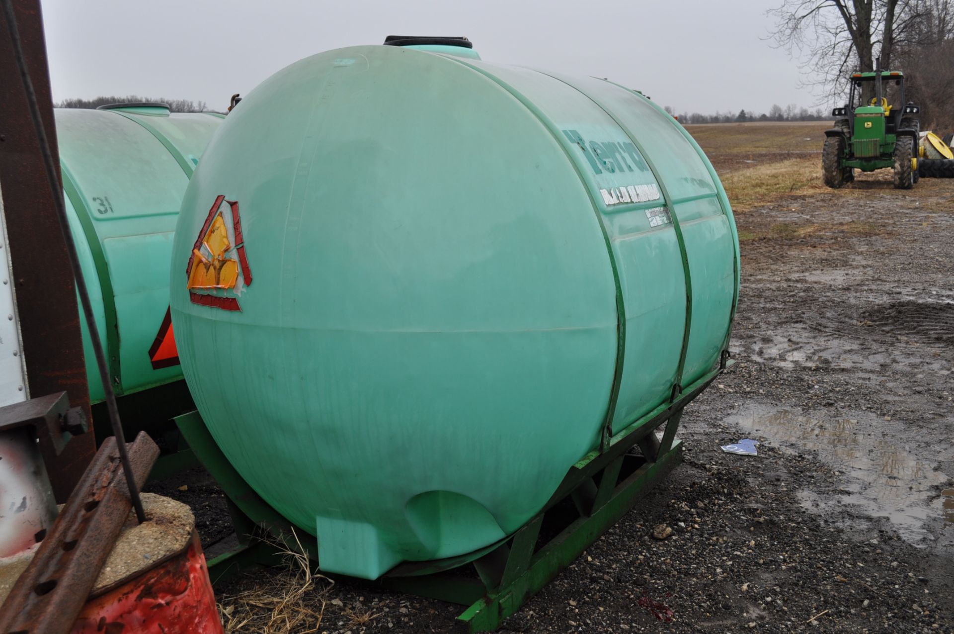 1000 gal poly round tanks on metal skids - Image 2 of 2