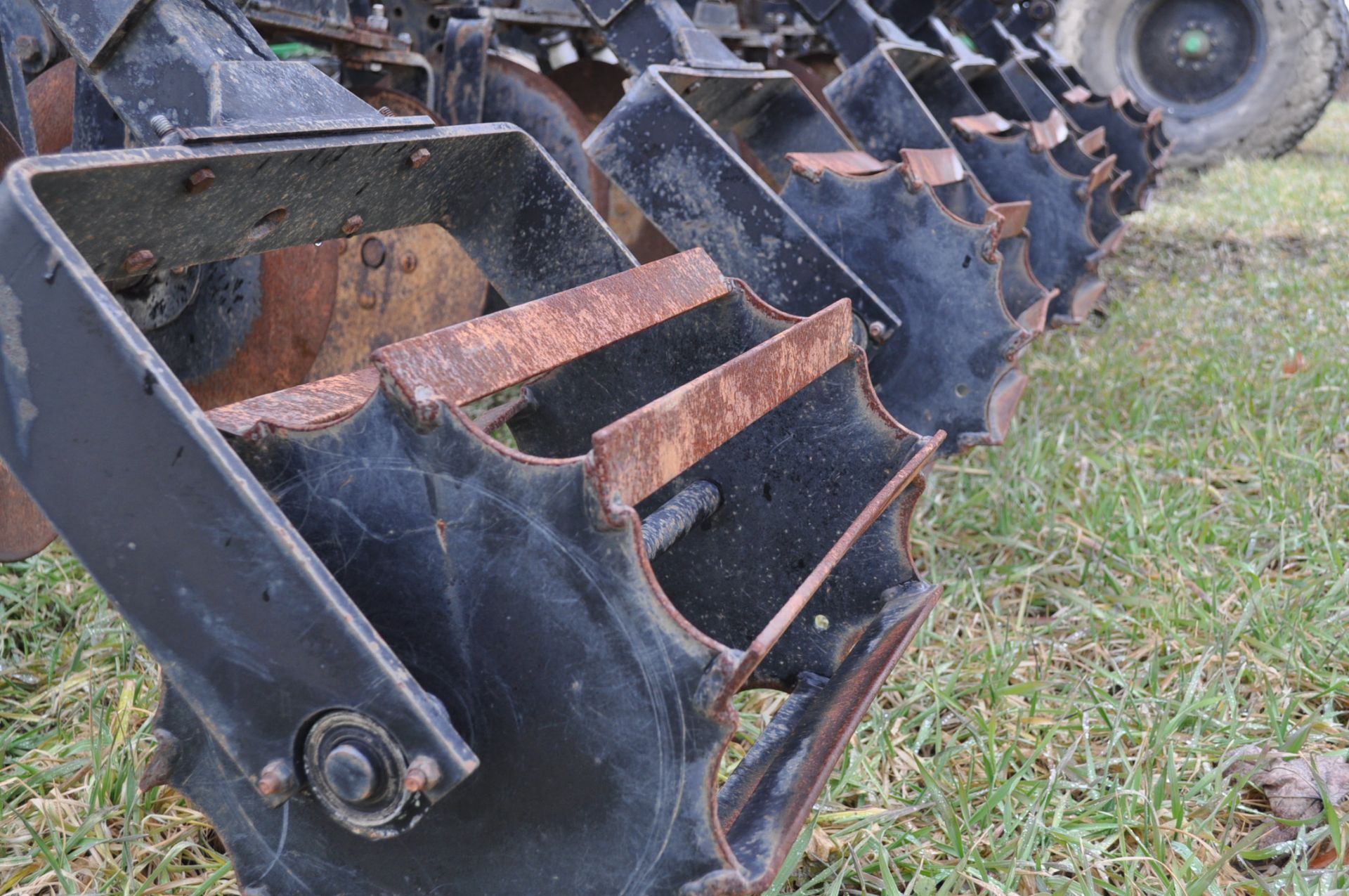 6 row DMI 2500 strip till, 3 pt, lift assit wheels, Yetter markers, disc closers, rear baskets, rear - Image 6 of 10