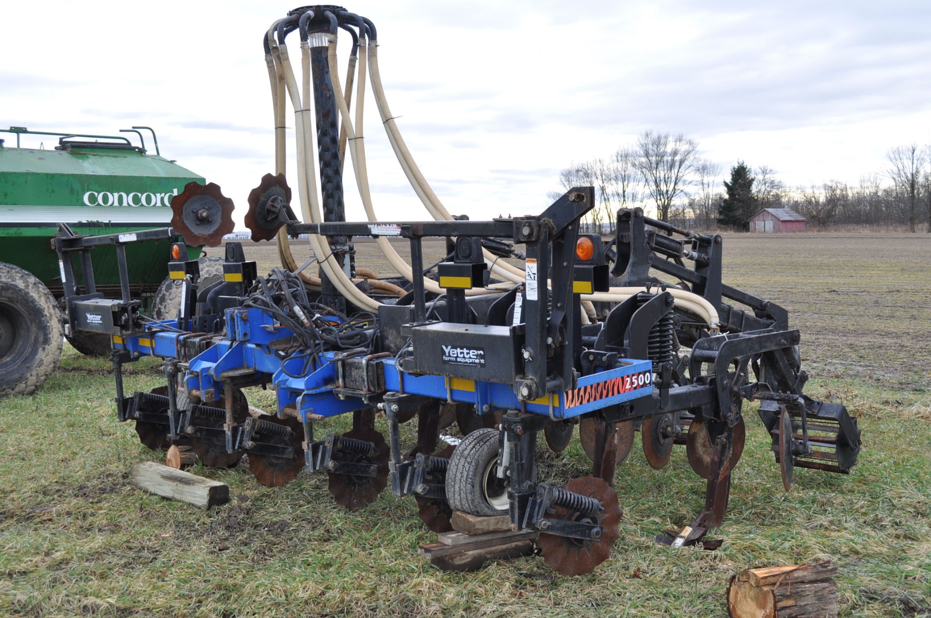 6 row DMI 2500 strip till, 3 pt, lift assit wheels, Yetter markers, disc closers, rear baskets, rear - Image 2 of 10