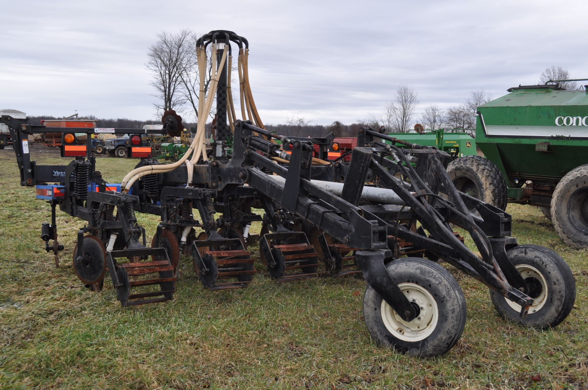 6 row DMI 2500 strip till, 3 pt, lift assit wheels, Yetter markers, disc closers, rear baskets, rear - Image 7 of 10