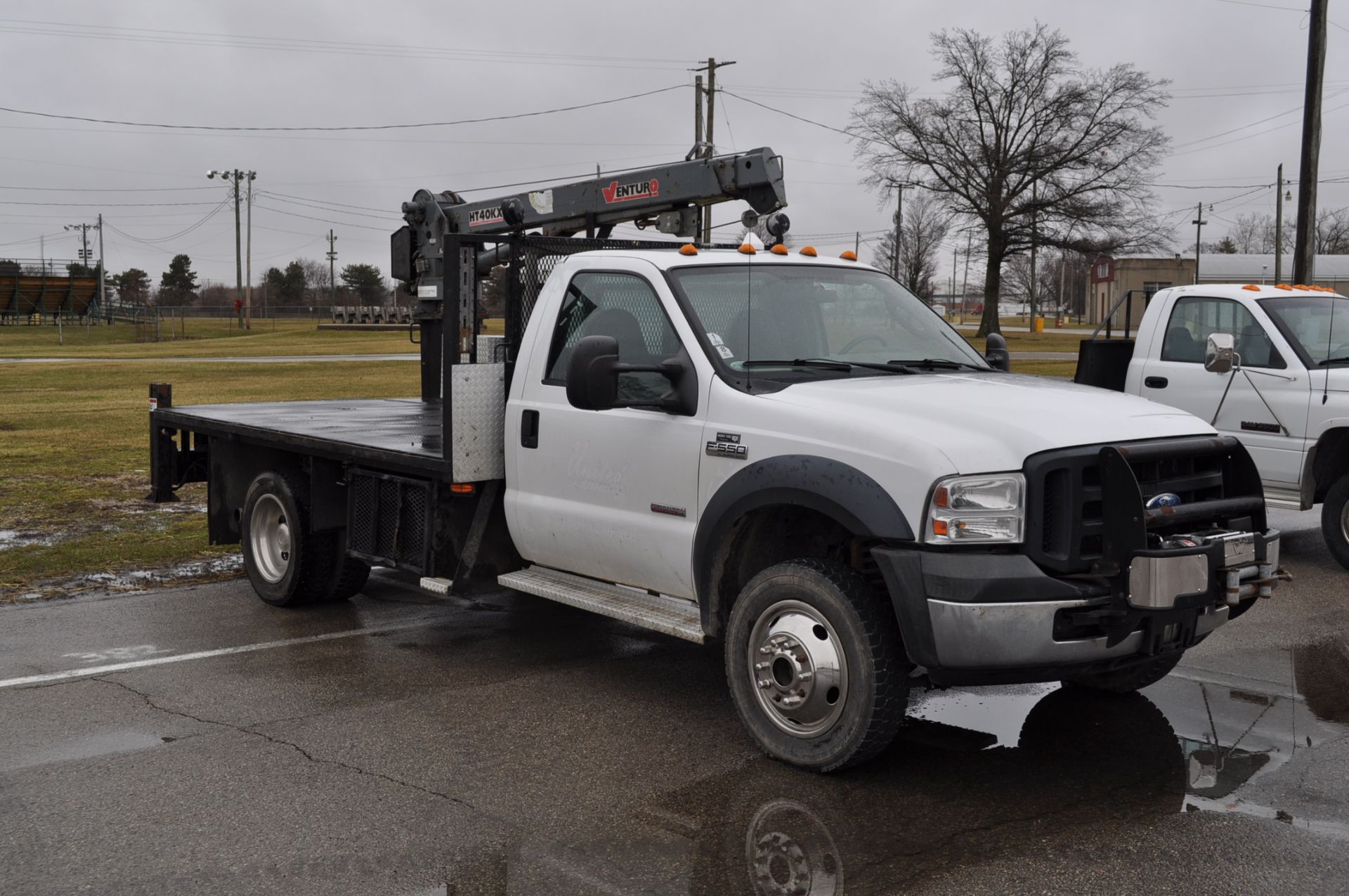 2006 Ford F-550 flat bed truck with cane, 6.0 Powerstroke diesel, auto, 4x4, PTO, 189,135 miles - Image 4 of 19