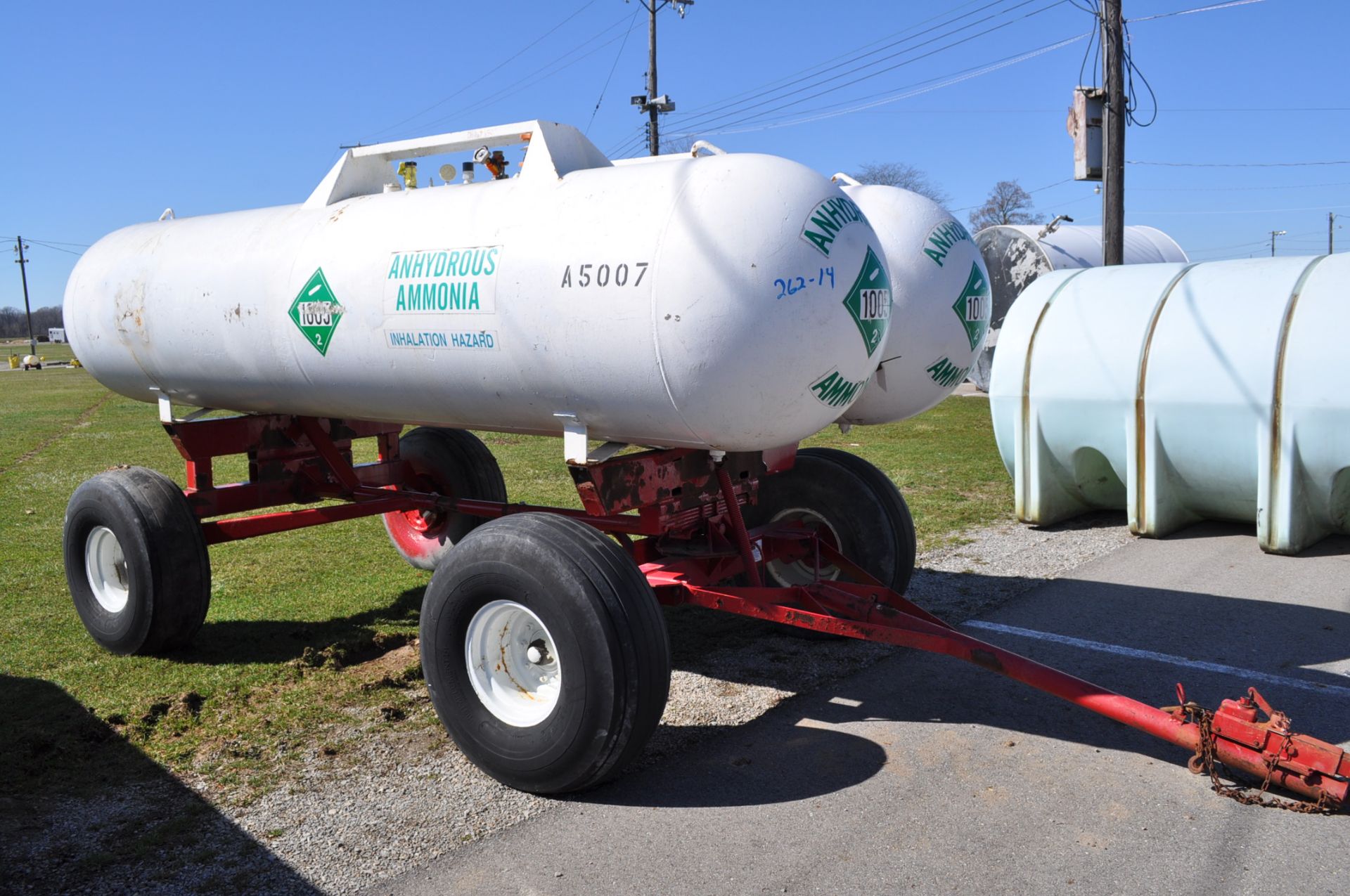 Double 1000 gal NH3 tanks on running gear - Image 4 of 7