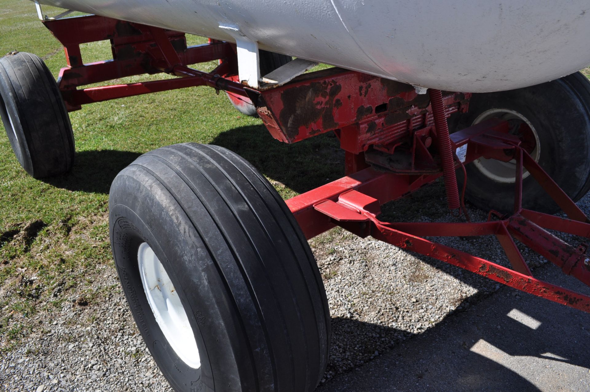 Double 1000 gal NH3 tanks on running gear - Image 7 of 7