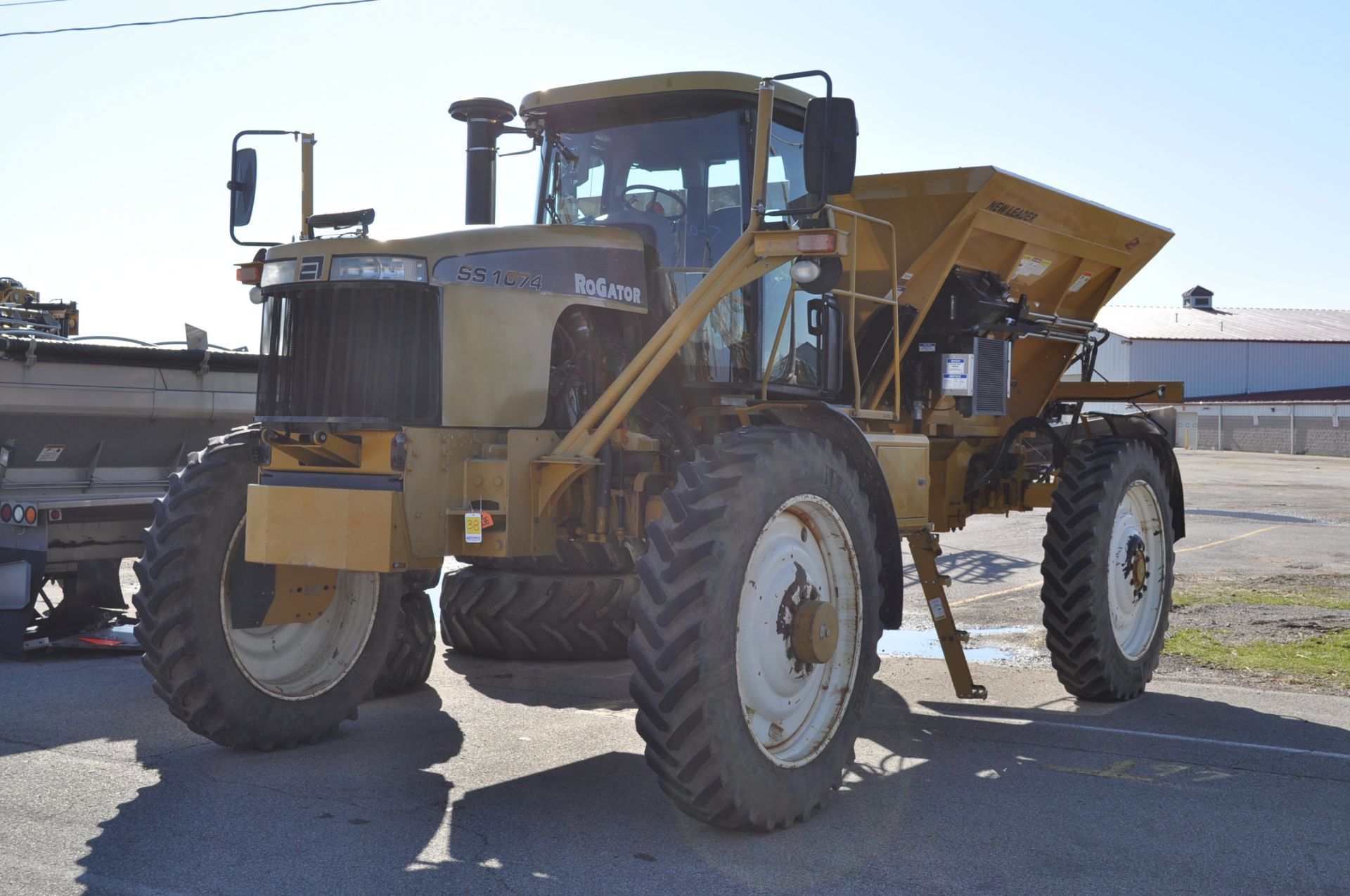 2007 1074SS Rogator dry spreader, 3868 hrs, New Leader G4 L4258G4 dry box, single bin, new in 2016 - Image 2 of 13