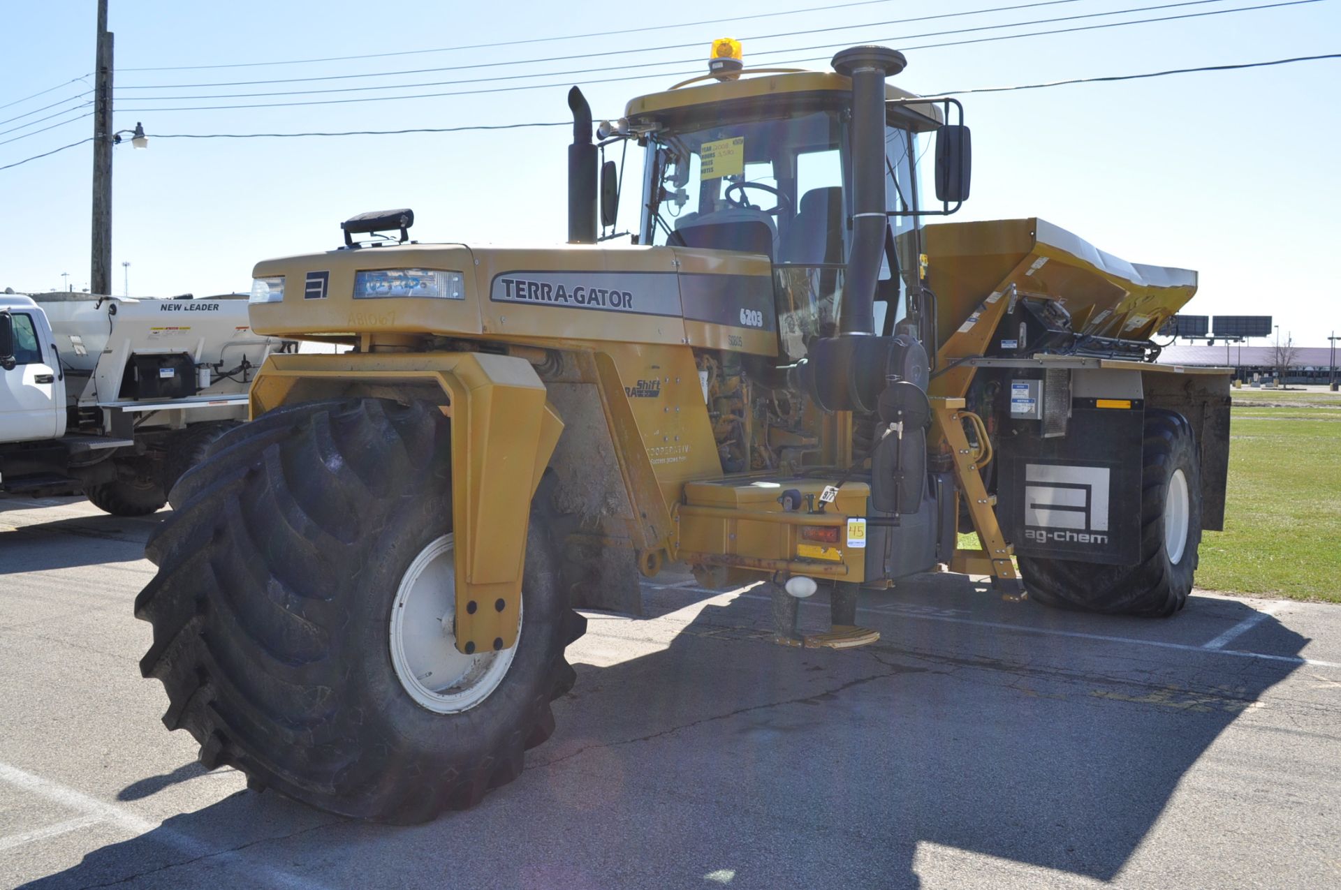 2008 6203 Terra Gator dry spreader floater, 3590 hrs, L3220 G4 Multiapplier Twin Bin, bent upper