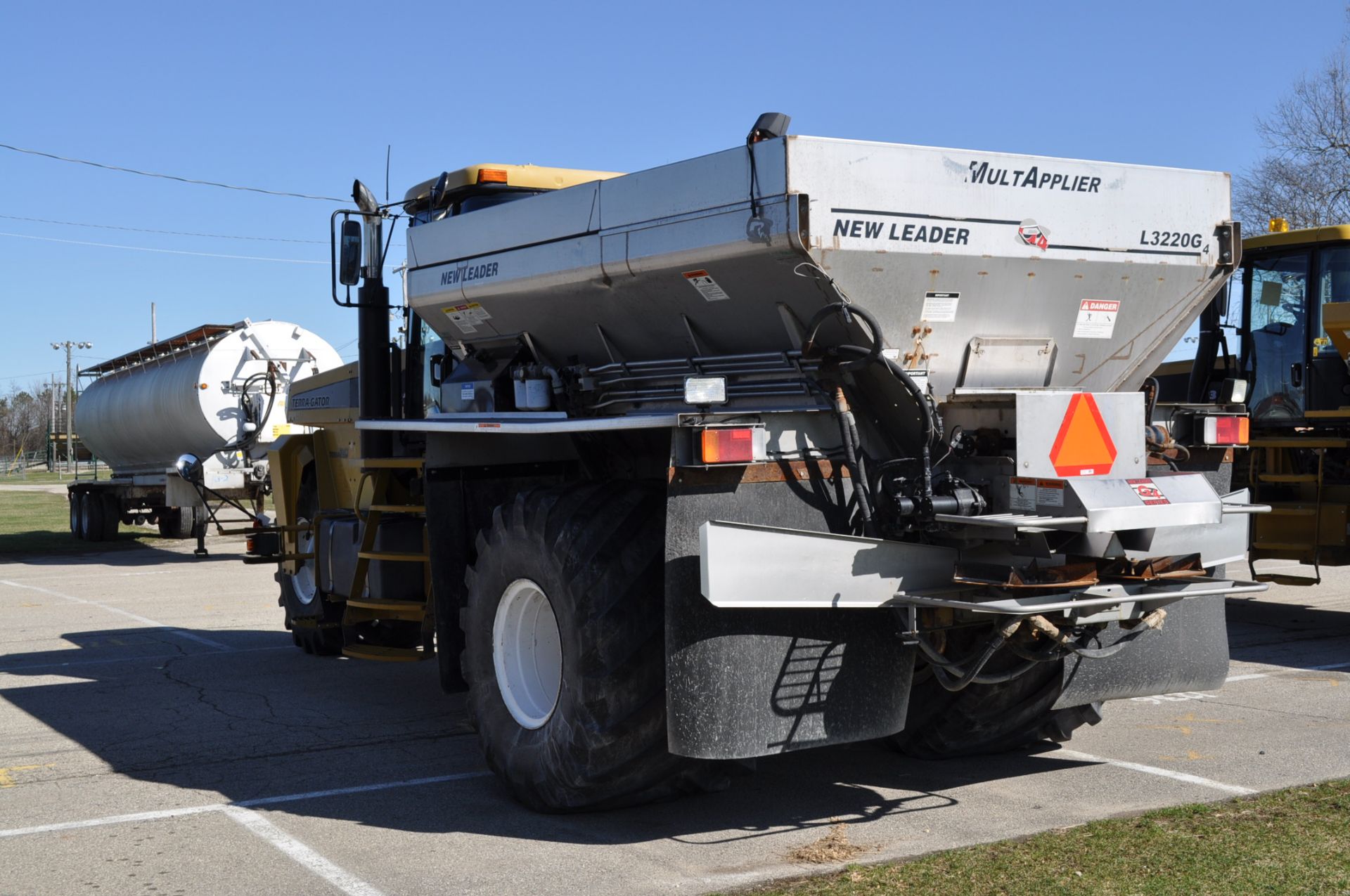 2000 8103 Terra Gator spreader floater, 9858 hrs, L3220G4 Multapplier box, Agleder Insight - Image 2 of 8