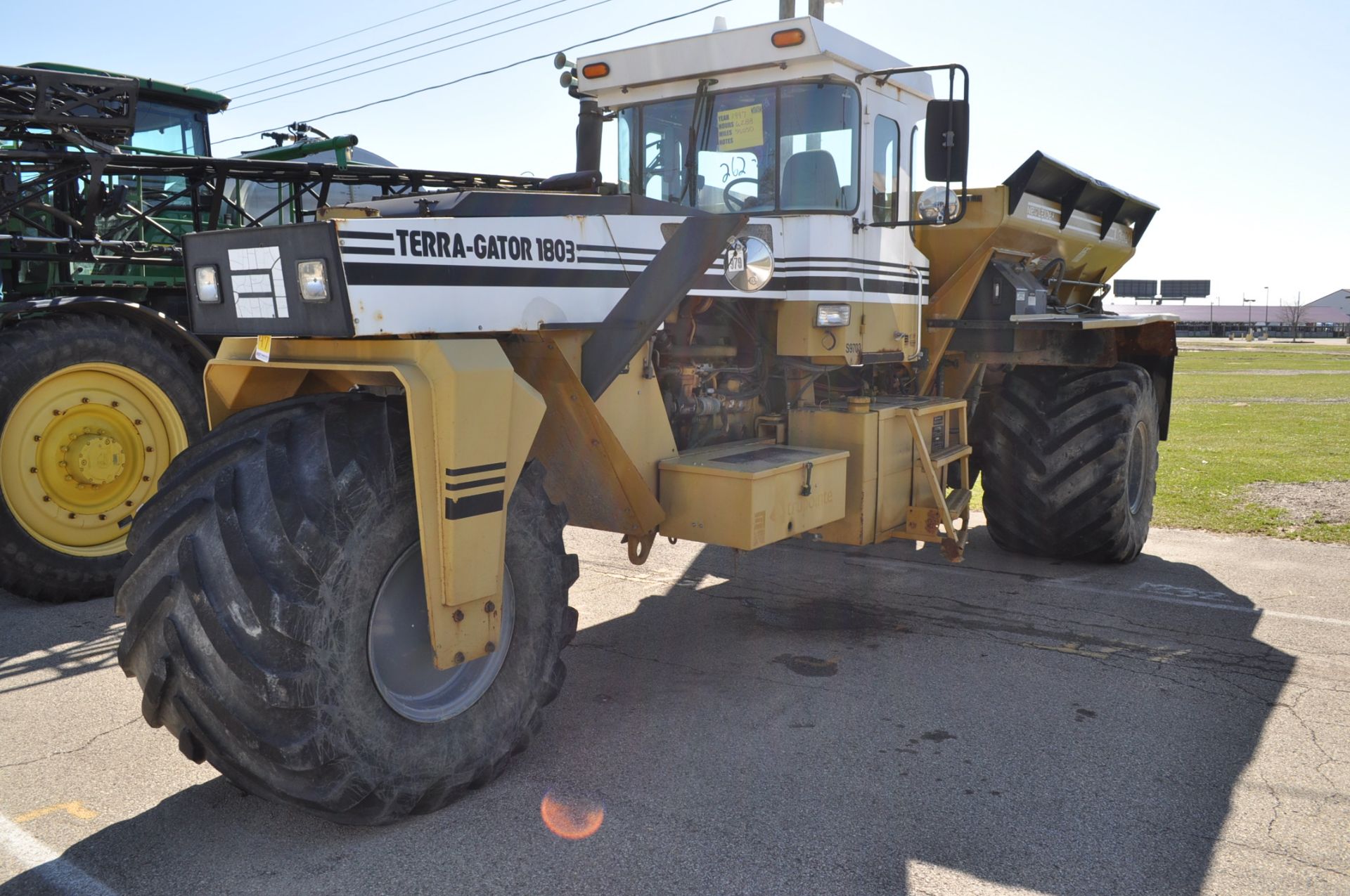 1997 1803 Terra Gator dry spreader floater, 6288 hrs, L3020GT Single bin, Raven Viper Pro