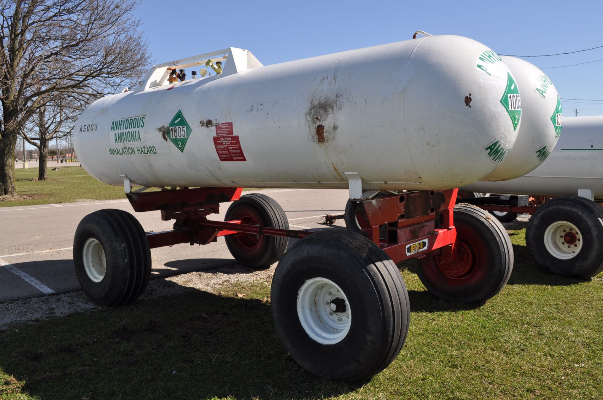 Double 1000 gal NH3 tanks on running gear - Image 2 of 7