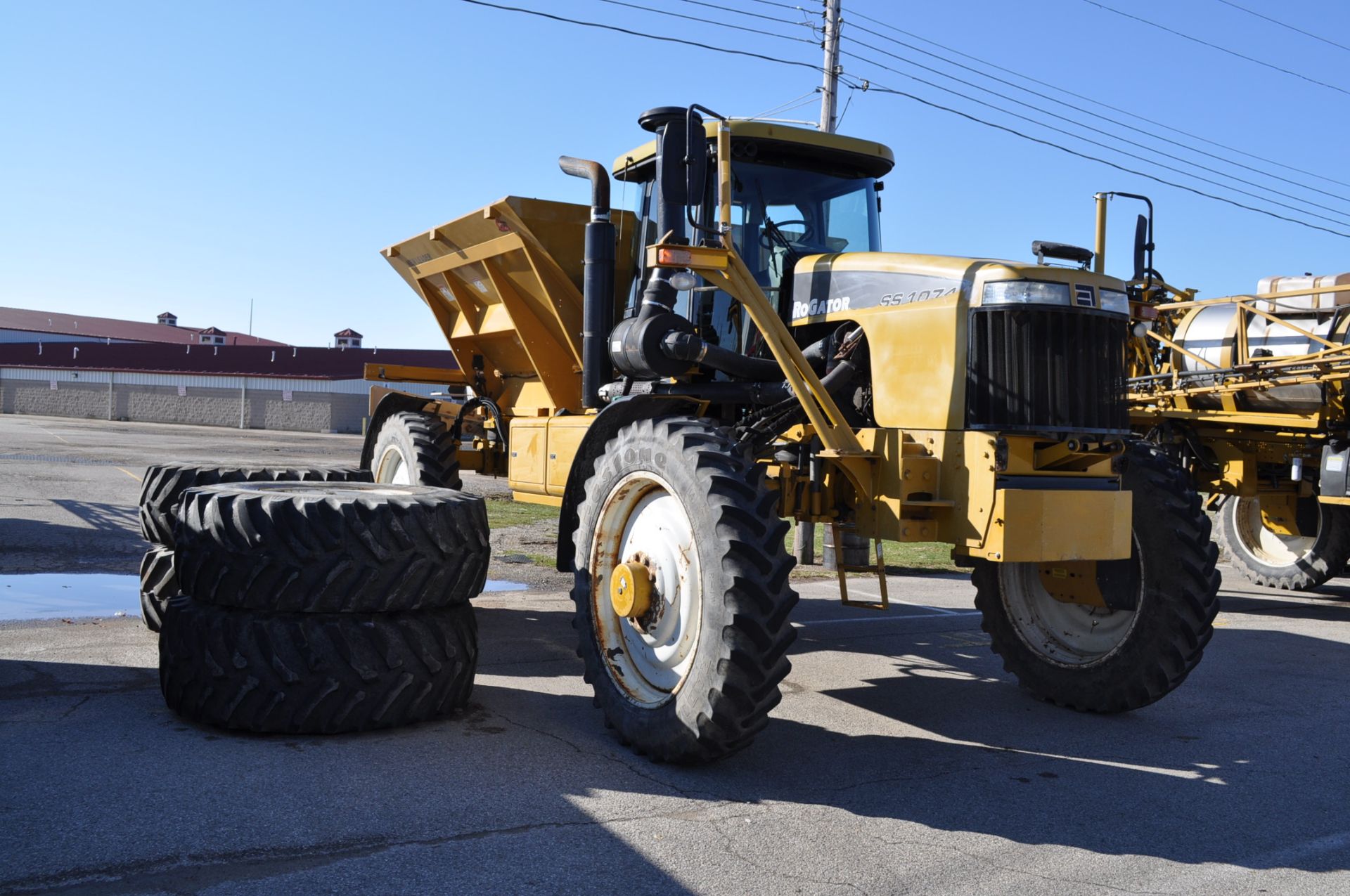 2007 1074SS Rogator dry spreader, 3868 hrs, New Leader G4 L4258G4 dry box, single bin, new in 2016