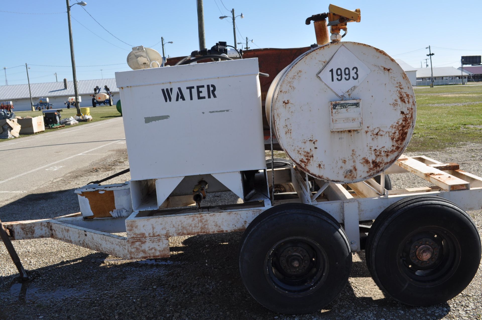 Water and fuel trailer - Image 2 of 7