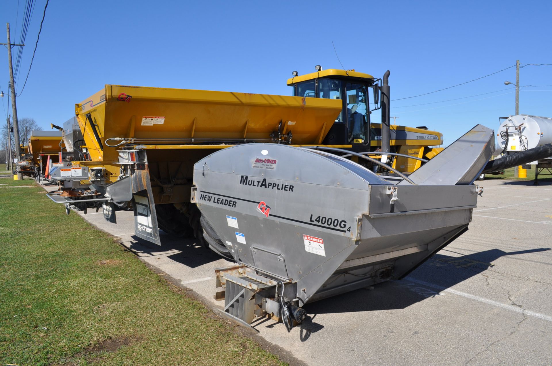 2008 6203 Terra Gator dry spreader floater, 3590 hrs, L3220 G4 Multiapplier Twin Bin, bent upper - Image 3 of 9