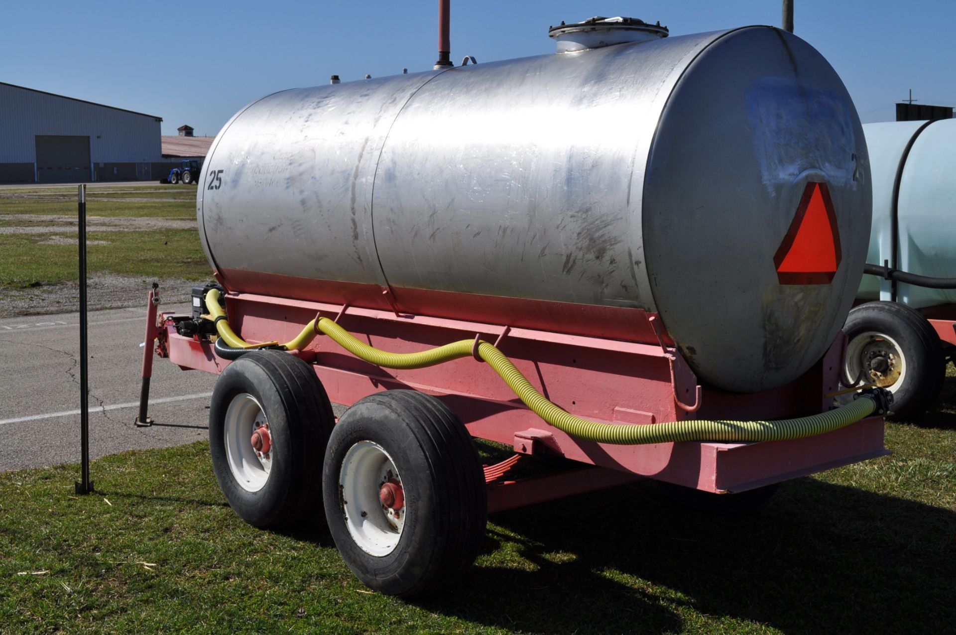 1000 gal SS fertilizer trailer, tandem axle, 2" pump and hose - Image 2 of 12