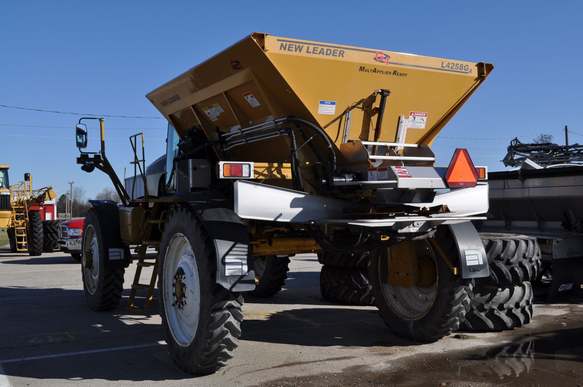 2007 1074SS Rogator dry spreader, 3868 hrs, New Leader G4 L4258G4 dry box, single bin, new in 2016 - Image 4 of 13