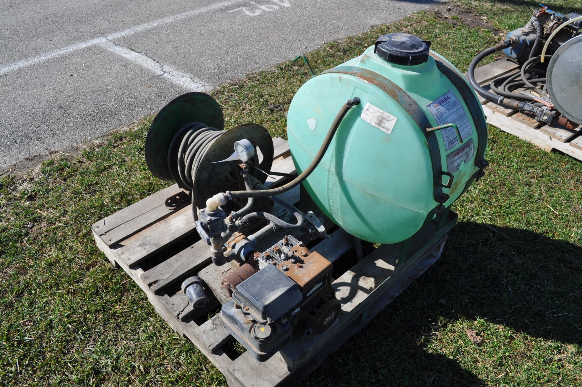 30gl sprayer 3hp Briggs & Stratton motor w/hose reel - Image 2 of 3