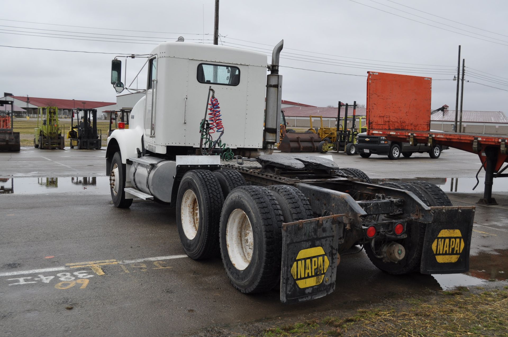 1995 T800 Kenworth semi truck, N14 Cummins, 13 sp, 8 bag air ride, sliding 5th wheel, 1,148,466 mi - Image 2 of 15