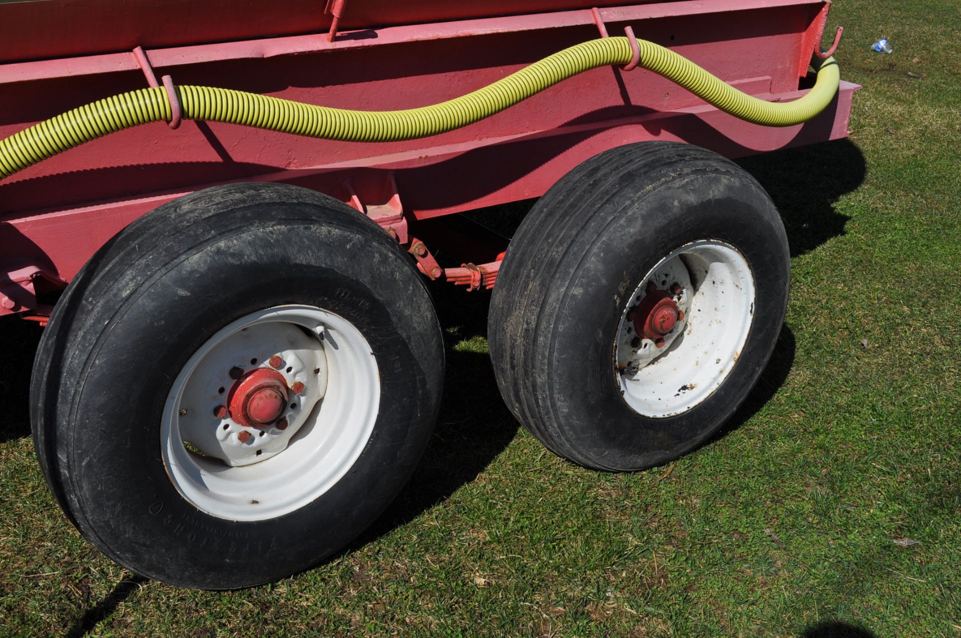 1000 gal SS fertilizer trailer, tandem axle, 2" pump and hose - Image 10 of 12