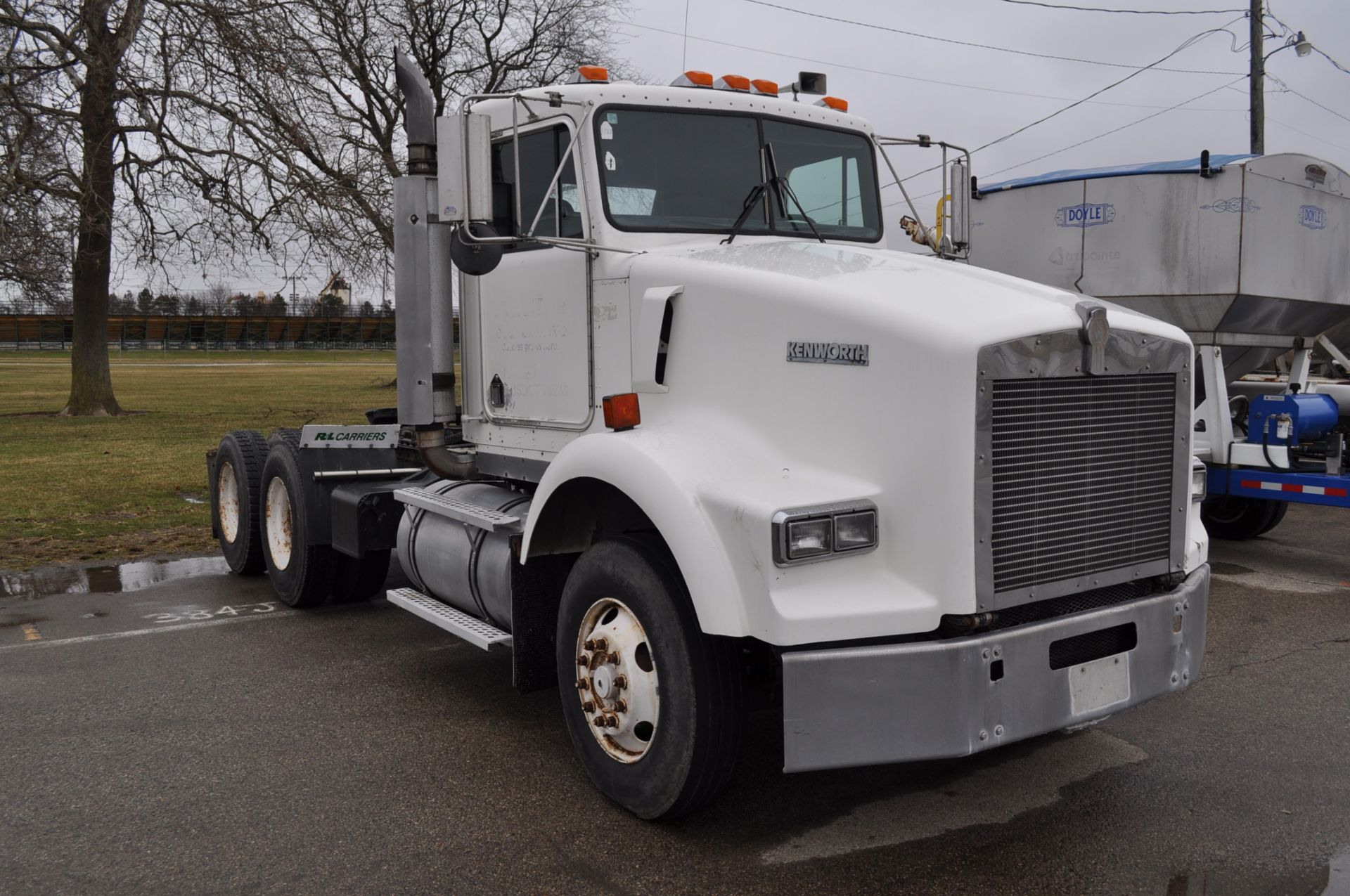 1995 T800 Kenworth semi truck, N14 Cummins, 13 sp, 8 bag air ride, sliding 5th wheel, 1,148,466 mi - Image 6 of 15