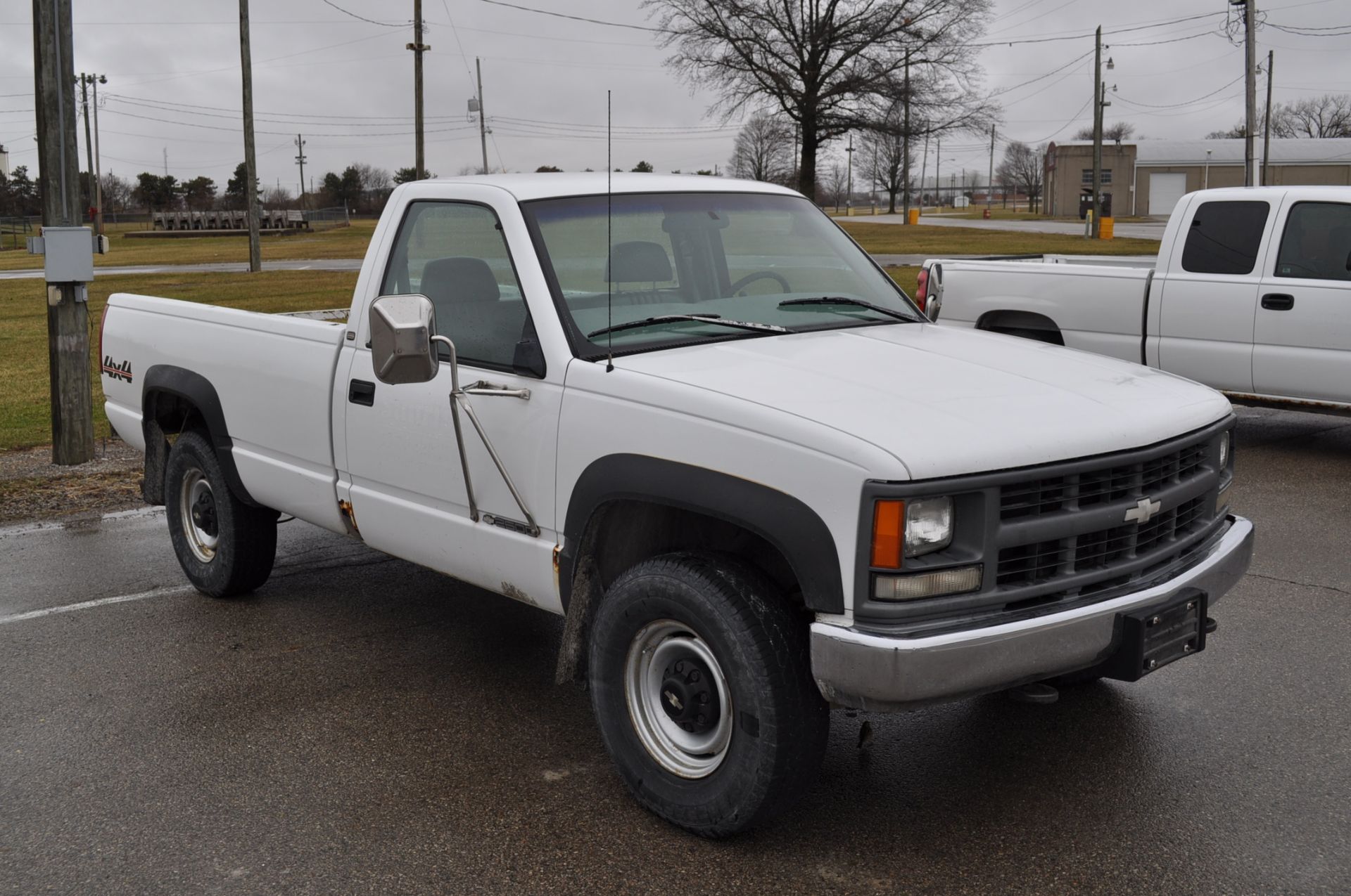 1997 Chevrolet 2500 reg cab pickup, 4x4, gas, long bed, electric brake controller, 283,203 mi - Image 4 of 11