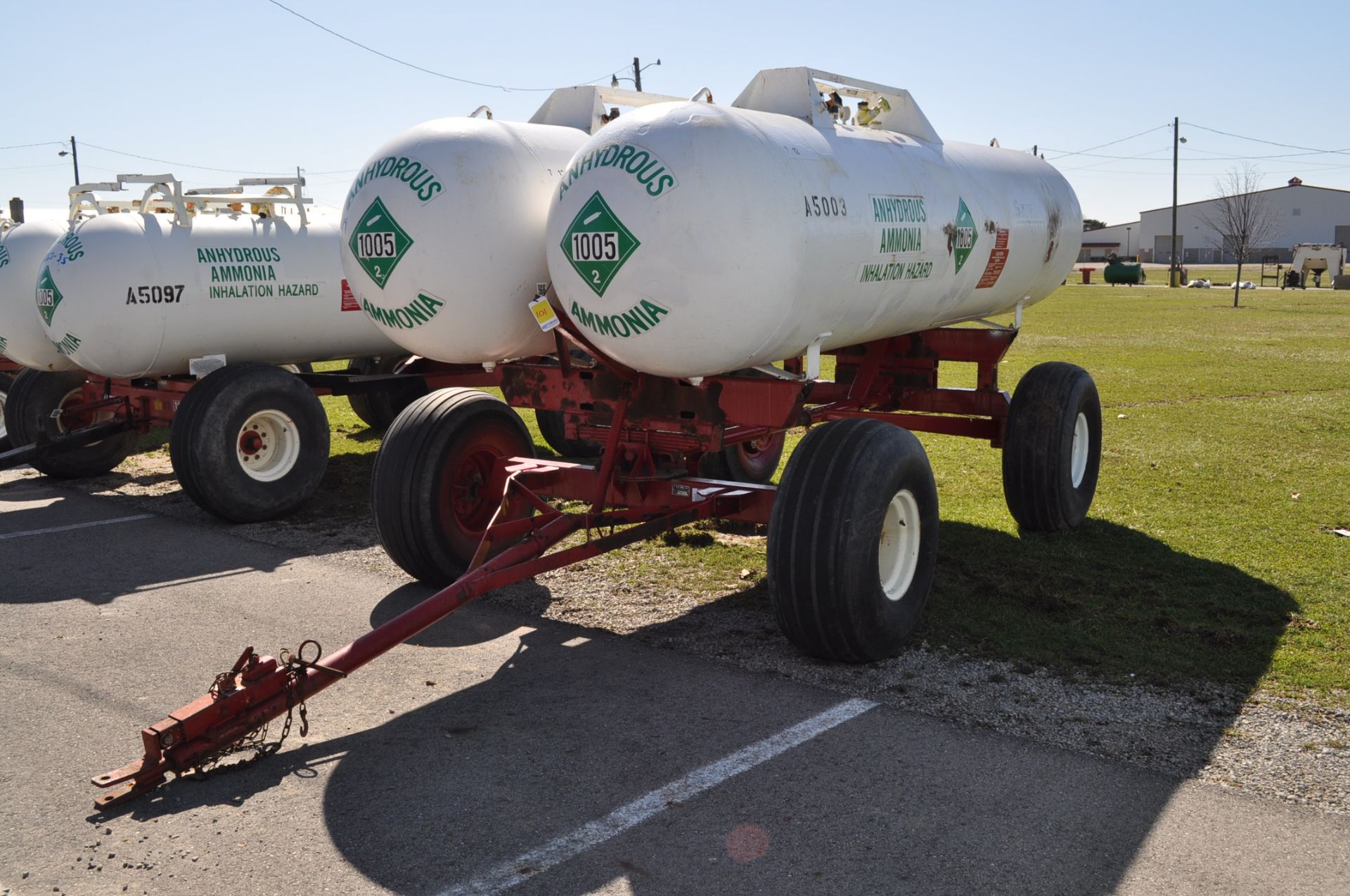 Double 1000 gal NH3 tanks on running gear