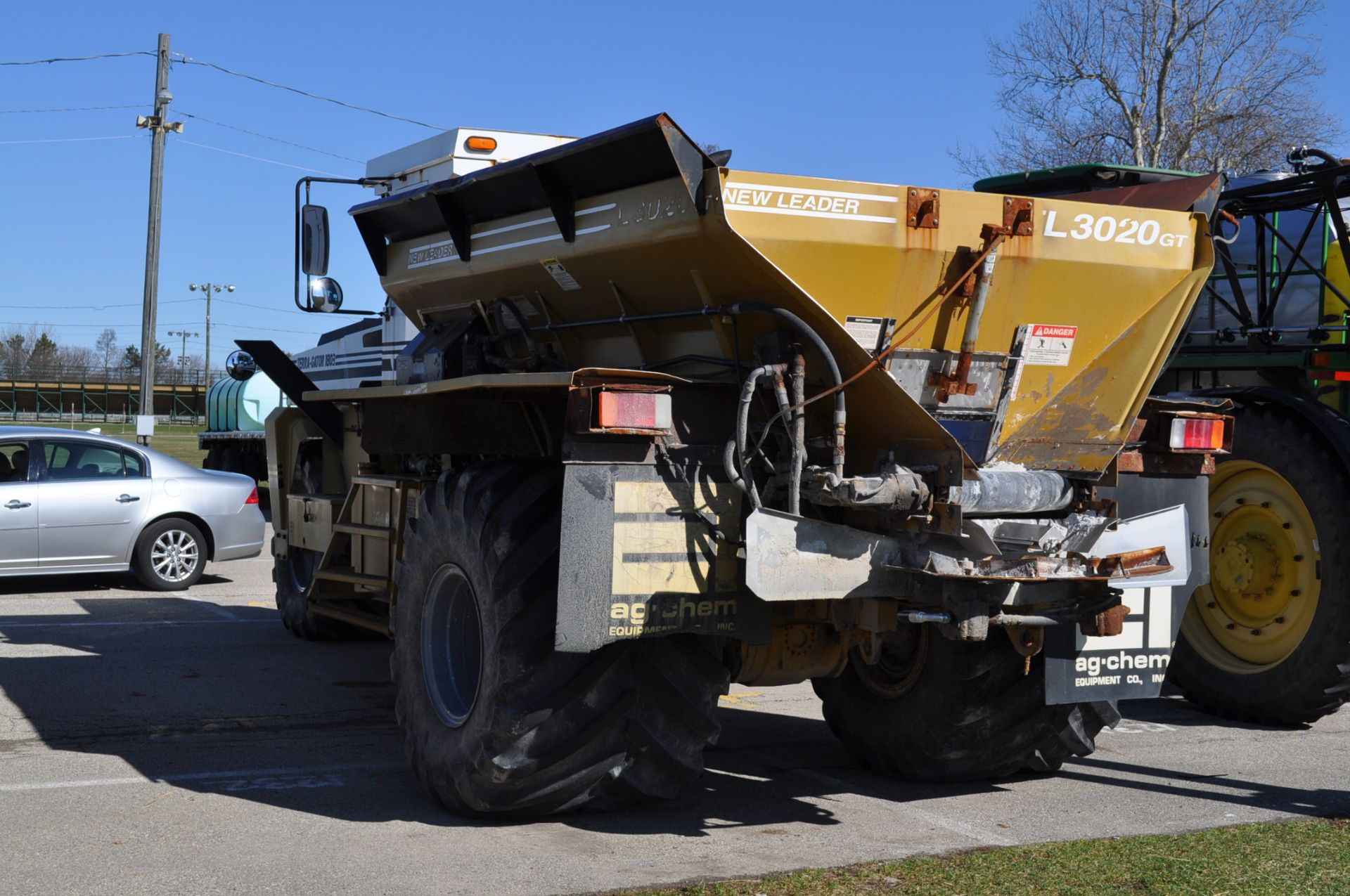 1997 1803 Terra Gator dry spreader floater, 6288 hrs, L3020GT Single bin, Raven Viper Pro - Image 2 of 8