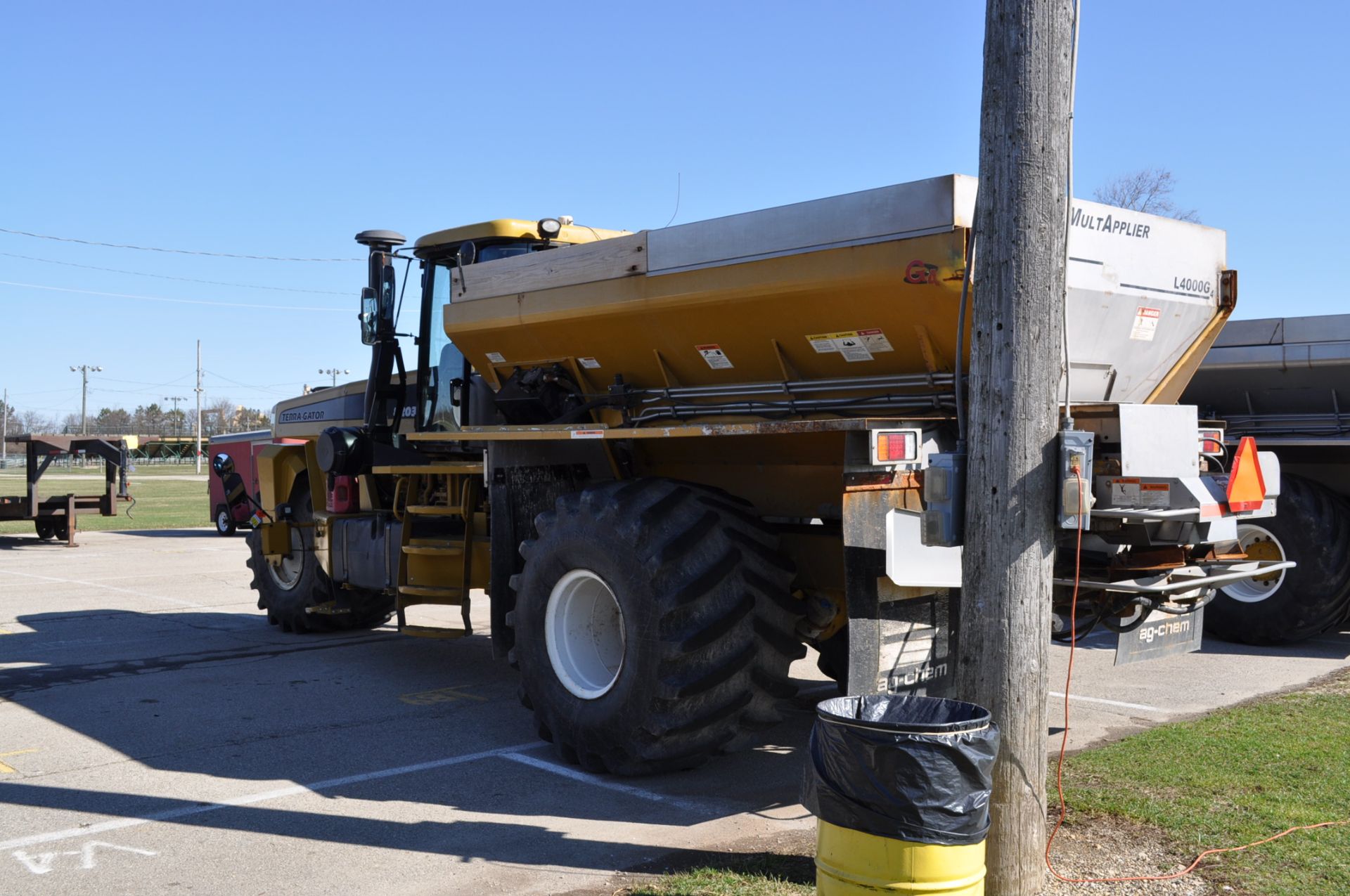 2009 8203 Terra Gator floater, 5293hrs, New Leader L4000G4 Twin Bin, New Trans Spring 2016 - Image 2 of 7