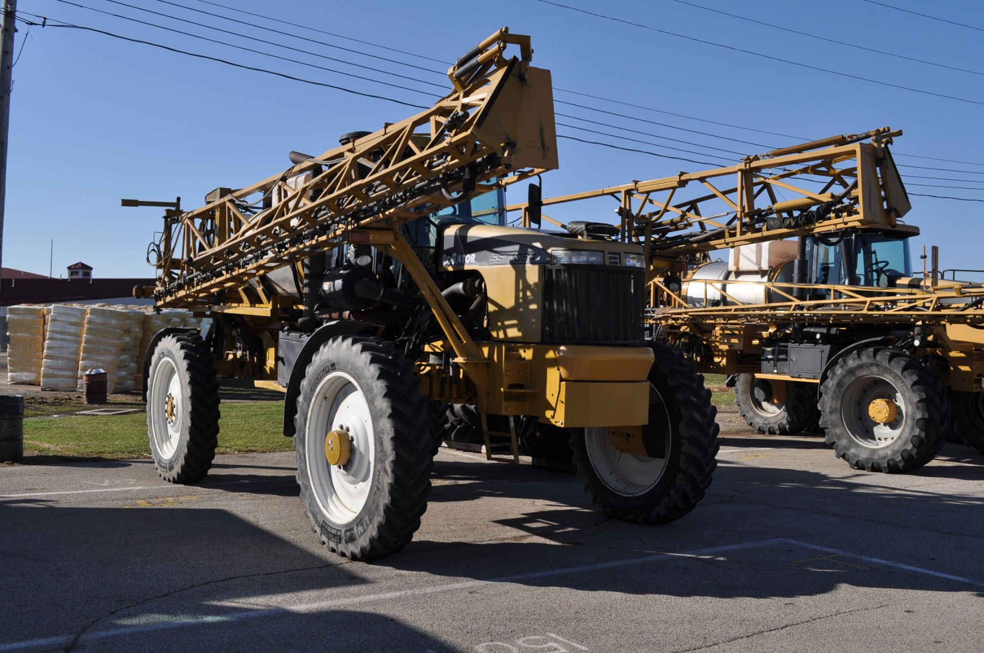 2009 SSc 1084 Rogator sprayer, 3023 hrs, 1000gal SS tank, 100’ booms, Raven Viper Pro