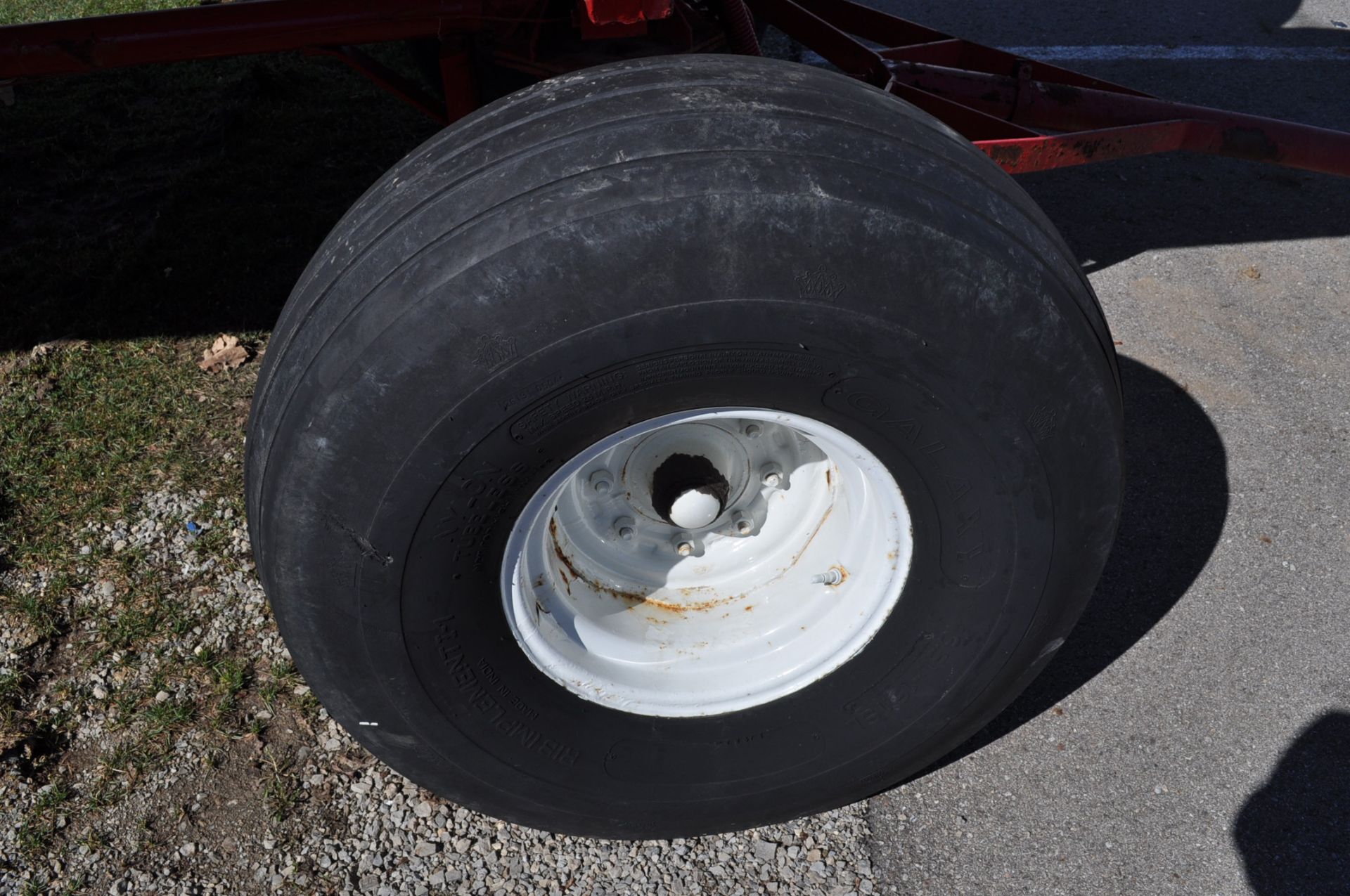 Double 1000 gal NH3 tanks on running gear - Image 6 of 7