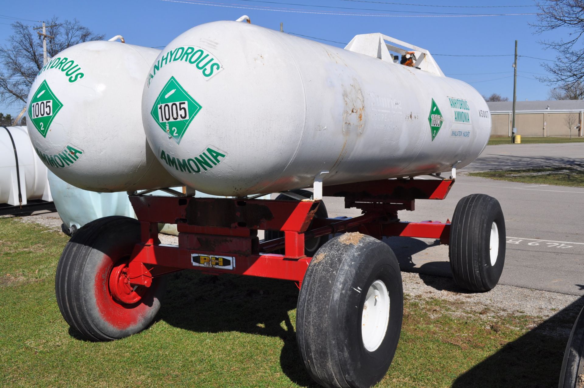 Double 1000 gal NH3 tanks on running gear - Image 3 of 7