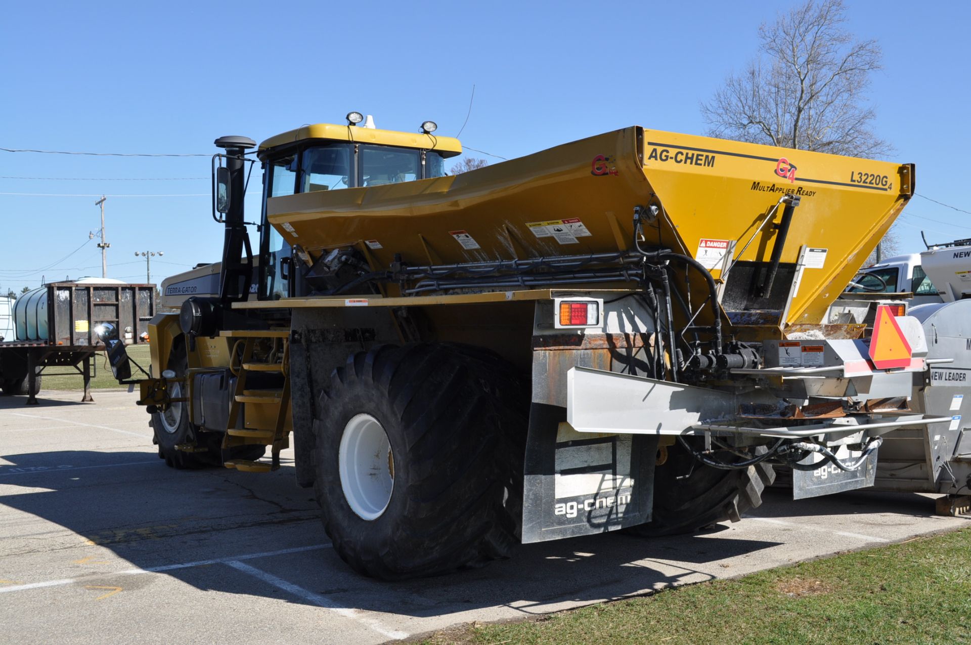 2008 6203 Terra Gator dry spreader floater, 3590 hrs, L3220 G4 Multiapplier Twin Bin, bent upper - Image 2 of 9