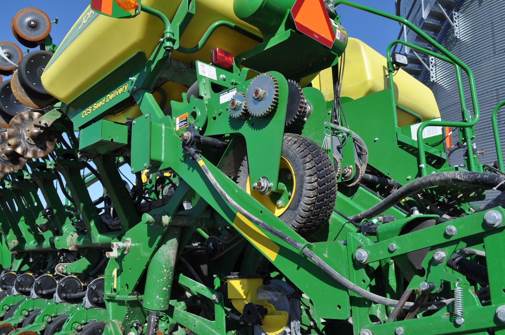 2014 John Deere 1790 planter, 16/32, no-till, CCS, pneumatic down pressure, 2 pt, marker - Image 10 of 11